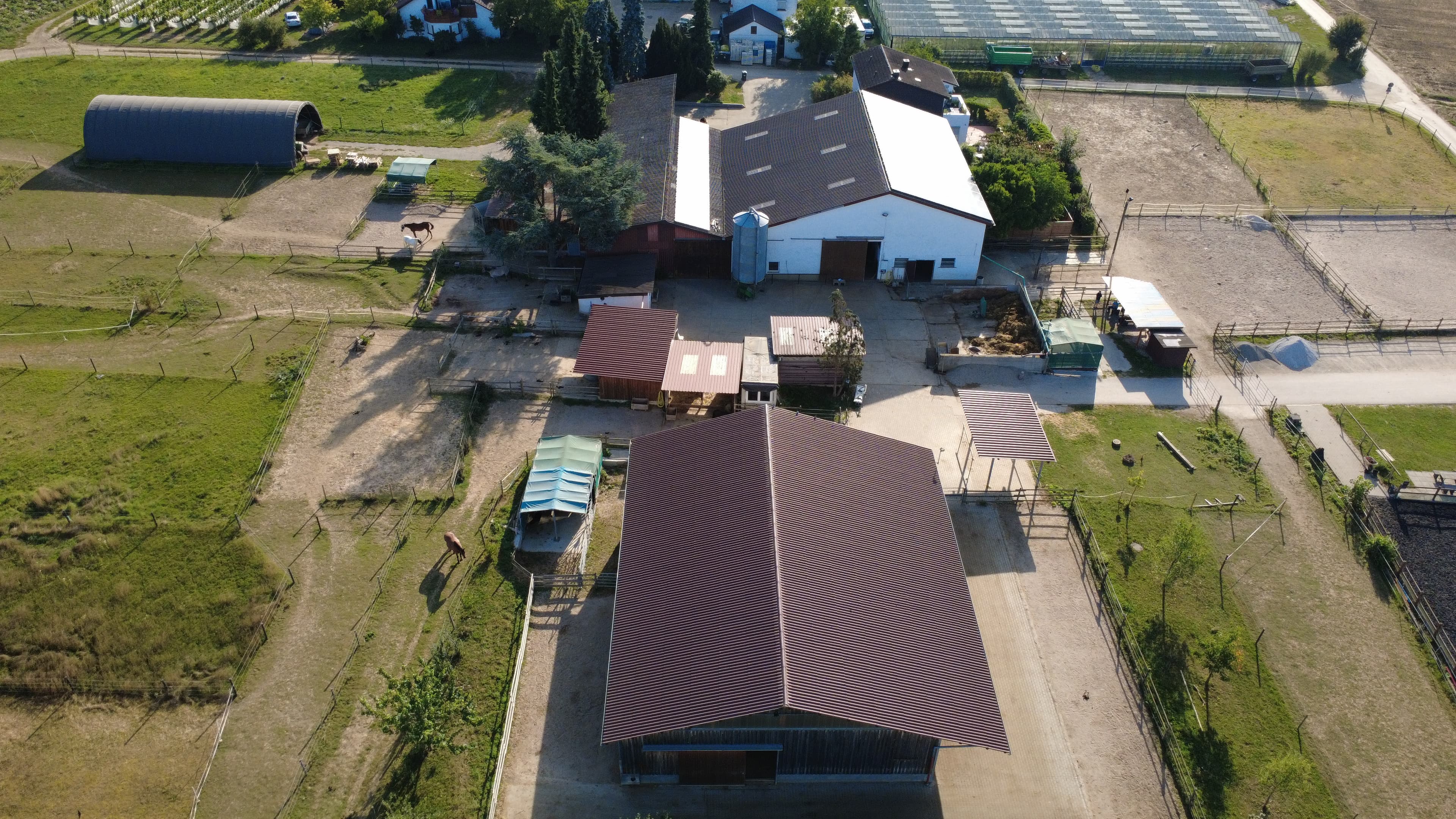 Drohnenaufnahme des Hofs mit Stallanlagen
